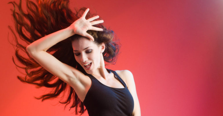 mujer-bailando-830x519